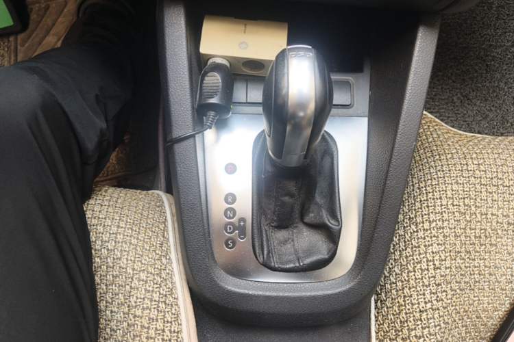Used Volkswagen Sagitar 2014 Revised Version 1.4TSI Automatic Luxury Edition Gear Lever
