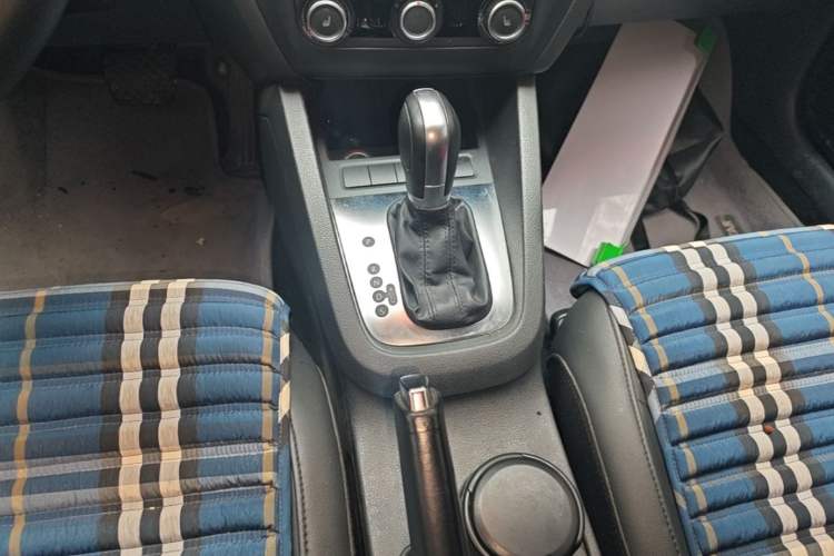 Used Volkswagen Sagitar 2014 Revised Version 1.6L Automatic Comfort Edition Gear Lever