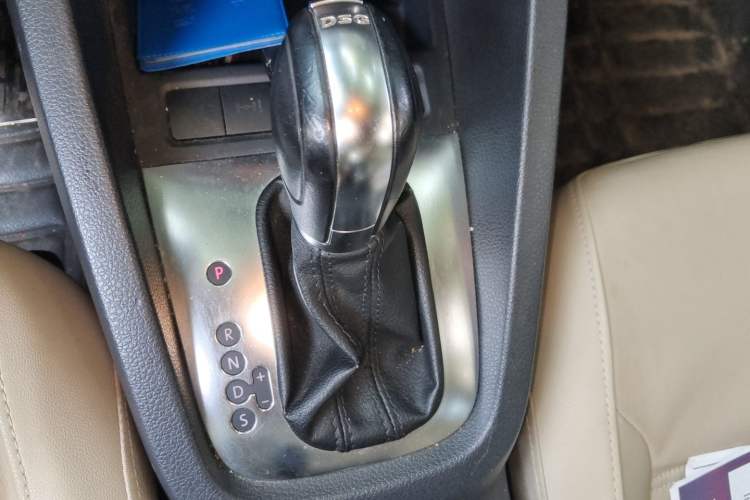 Used Volkswagen Sagitar 2014 1.4TSI Automatic Luxury Model Gear Lever