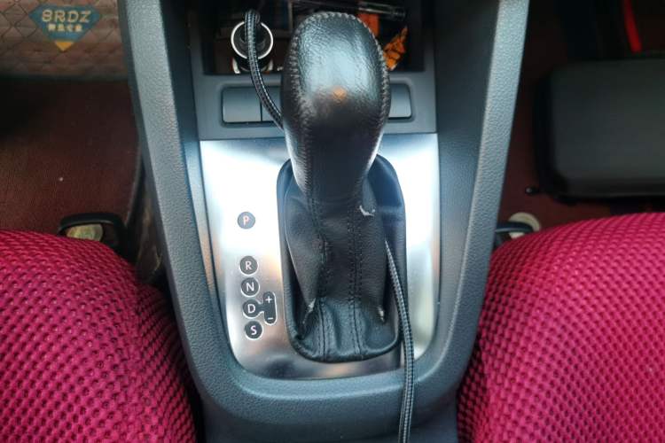 Used Volkswagen Sagitar 2014 1.6L Automatic Comfort Model Gear Lever