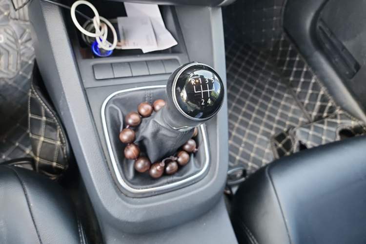 Used Volkswagen Sagitar 2014 Revised Version 1.6L Manual Comfort Edition Gear Lever