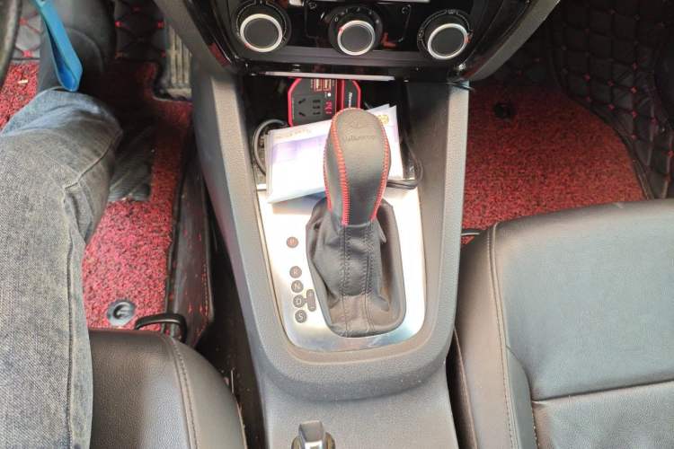 Used Volkswagen Sagitar 2014 1.6L Automatic Comfort Model Gear Lever