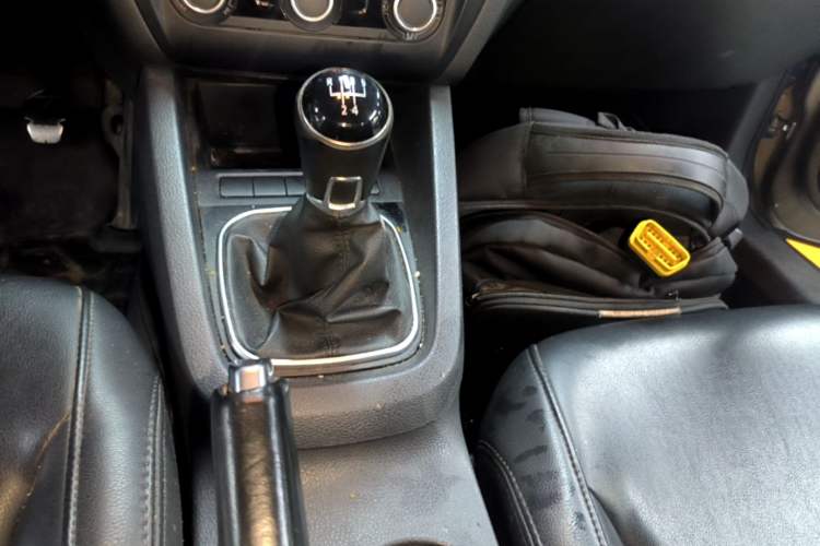 Used Volkswagen Sagitar 2014 Revised Version 1.6L Manual Leading Edition Gear Lever