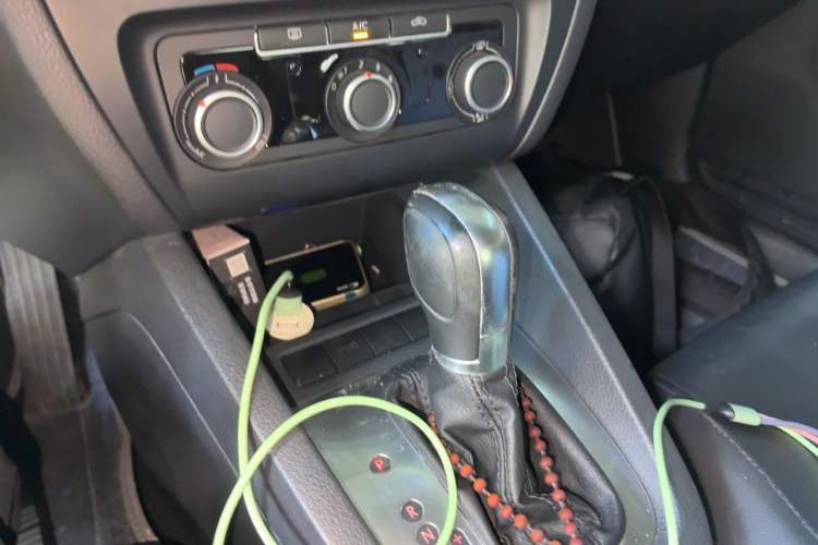 Used Volkswagen Sagitar 2014 1.6L Automatic Comfort Model Gear Lever