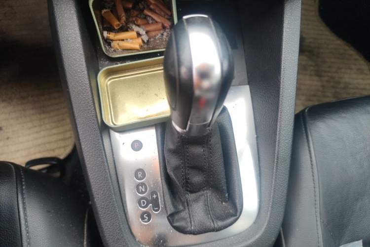 Used Volkswagen Sagitar 2014 1.6L Automatic Comfort Model Gear Lever