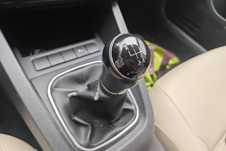 Used Volkswagen Sagitar 2014 1.4TSI Manual Luxury Model Gear Lever