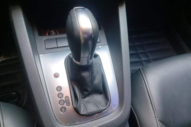 Used Volkswagen Sagitar 2014 1.6L Automatic Comfort Model Gear Lever