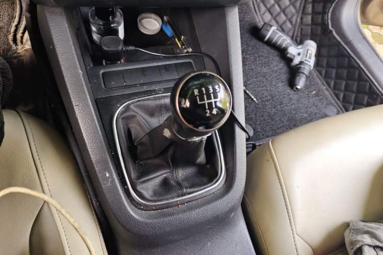 Used Volkswagen Sagitar 2014 1.6L Manual Comfort Model Gear Lever