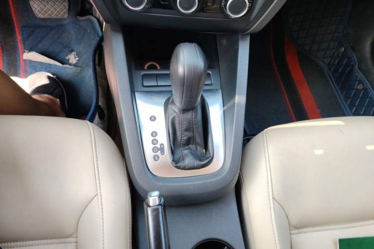 Used Volkswagen Sagitar 2014 Revised Version 1.6L Automatic Comfort Edition Gear Lever