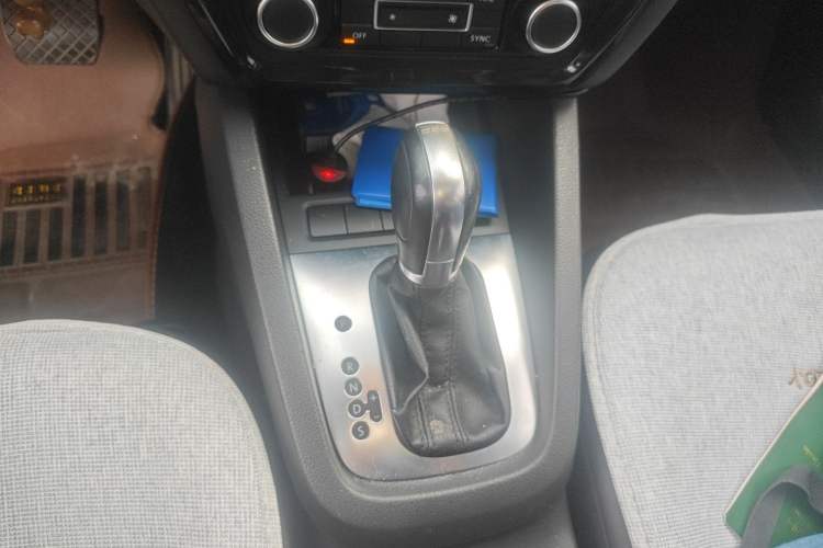 Used Volkswagen Sagitar 2014 Revised Version 1.4TSI Automatic Luxury Edition Gear Lever