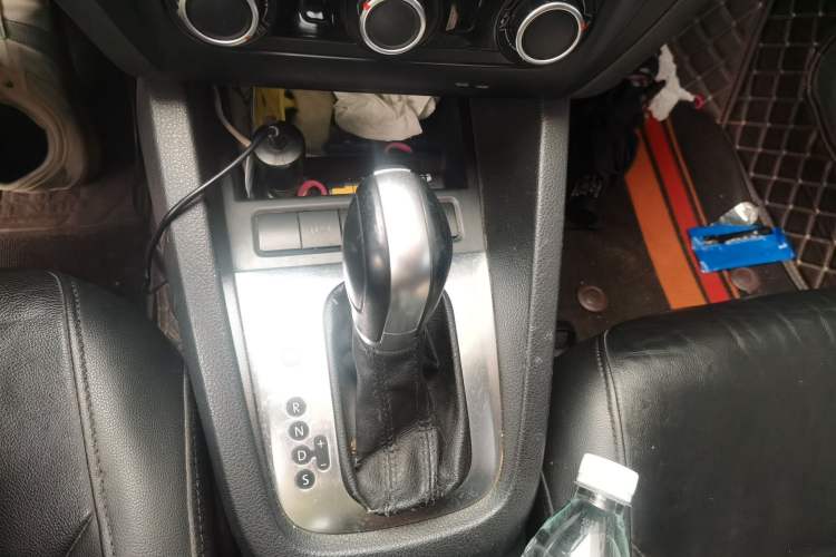 Used Volkswagen Sagitar 2014 1.6L Automatic Comfort Model Gear Lever