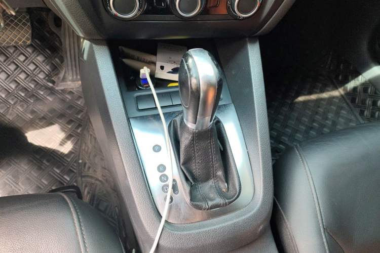 Used Volkswagen Sagitar 2014 1.6L Automatic Comfort Model Gear Lever