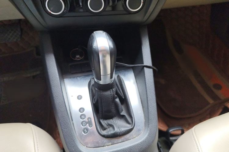 Used Volkswagen Sagitar 2014 Revised Version 1.6L Automatic Comfort Edition Gear Lever