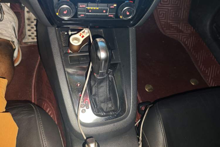 Used Volkswagen Sagitar 2014 1.4TSI Automatic Luxury Model Gear Lever