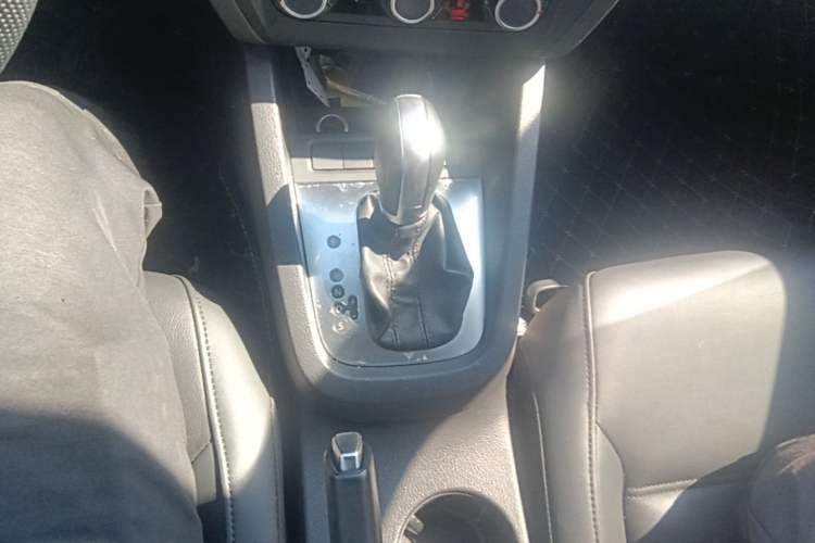 Used Volkswagen Sagitar 2014 Revised Version 1.6L Automatic Comfort Edition Gear Lever
