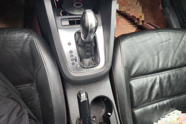 Used Volkswagen Sagitar 2014 1.6L Automatic Comfort Model Gear Lever
