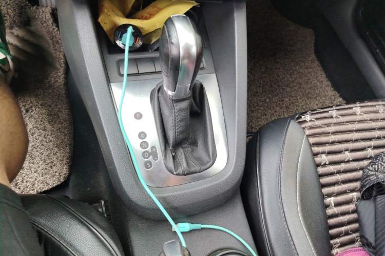 Used Volkswagen Sagitar 2014 Revised Version 1.6L Automatic Comfort Edition Gear Lever