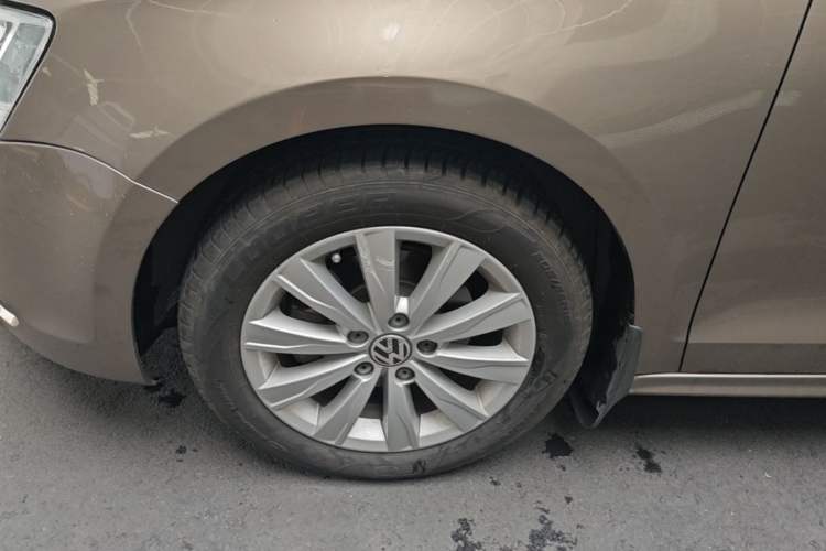Used Volkswagen Sagitar 2014 Revised Version 1.6L Automatic Comfort Edition Left Front Wheel Hub