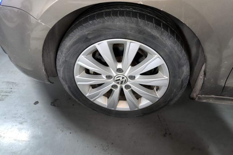 Used Volkswagen Sagitar 2014 Revised Version 1.6L Manual Leading Edition Left Front Wheel Hub