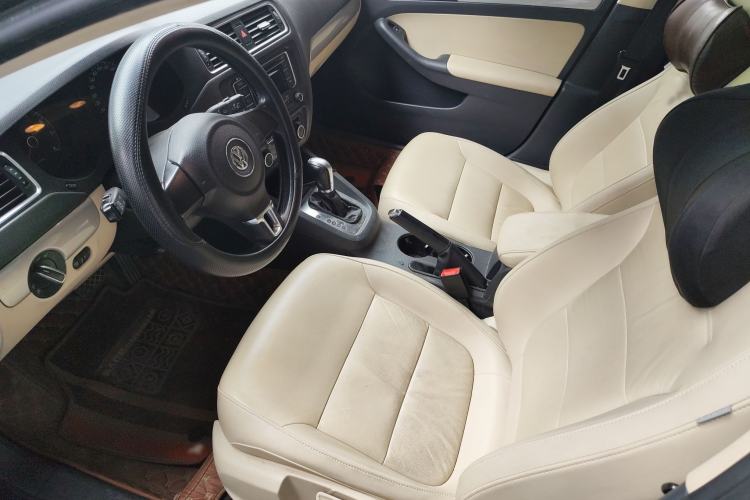 Used Volkswagen Sagitar 2014 Revised Version 1.6L Automatic Comfort Edition Left Rear Seat