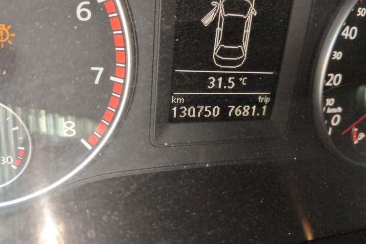 Used Volkswagen Sagitar 2014 1.4TSI Automatic Luxury Model Odometer Close Up