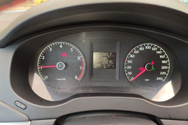 Used Volkswagen Sagitar 2014 1.6L Automatic Comfort Model Odometer Close Up