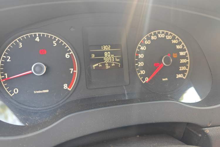 Used Volkswagen Sagitar 2014 Revised Version 1.6L Manual Comfort Edition Odometer Close Up