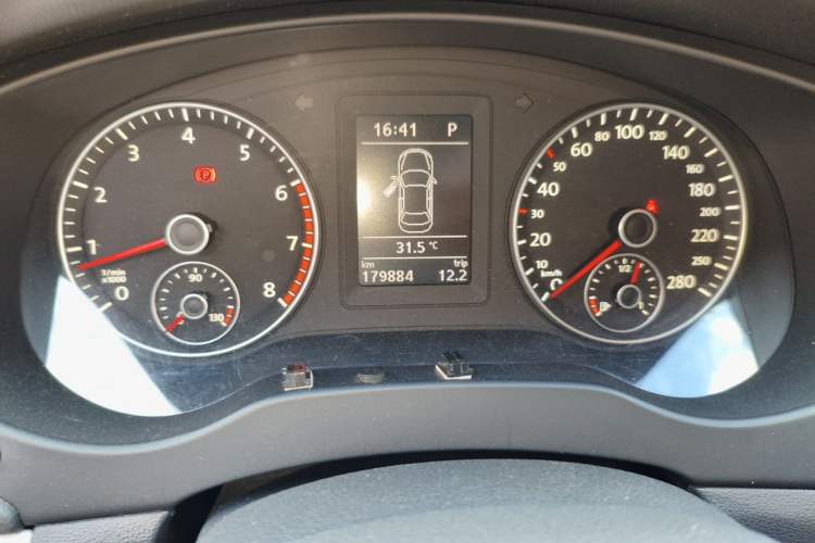 Used Volkswagen Sagitar 2014 1.4TSI Automatic Luxury Model Odometer Close Up