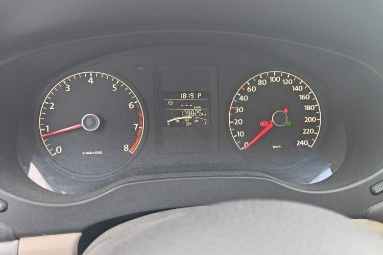 Used Volkswagen Sagitar 2014 Revised Version 1.6L Automatic Comfort Edition Odometer Close Up