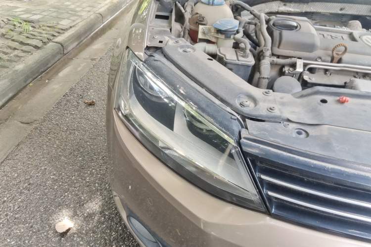 Used Volkswagen Sagitar 2014 1.4TSI Automatic Luxury Model Right Front Headlight