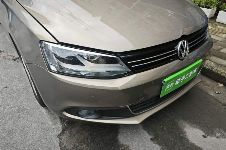 Used Volkswagen Sagitar 2014 1.4TSI Manual Luxury Model Right Front Headlight