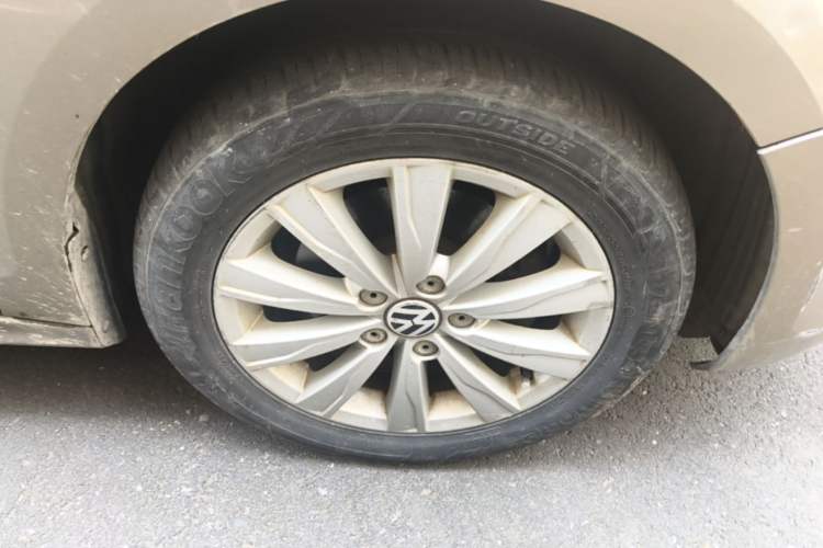 Used Volkswagen Sagitar 2014 Revised Version 1.4TSI Automatic Luxury Edition Right Front Wheel Hub