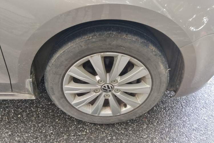 Used Volkswagen Sagitar 2014 1.4TSI Automatic Luxury Model Right Front Wheel Hub