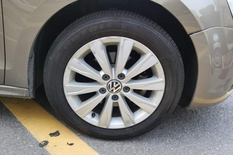 Used Volkswagen Sagitar 2014 1.6L Automatic Comfort Model Right Front Wheel Hub