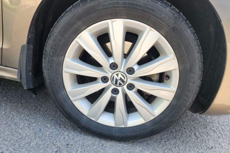 Used Volkswagen Sagitar 2014 Revised Version 1.6L Manual Comfort Edition Right Front Wheel Hub