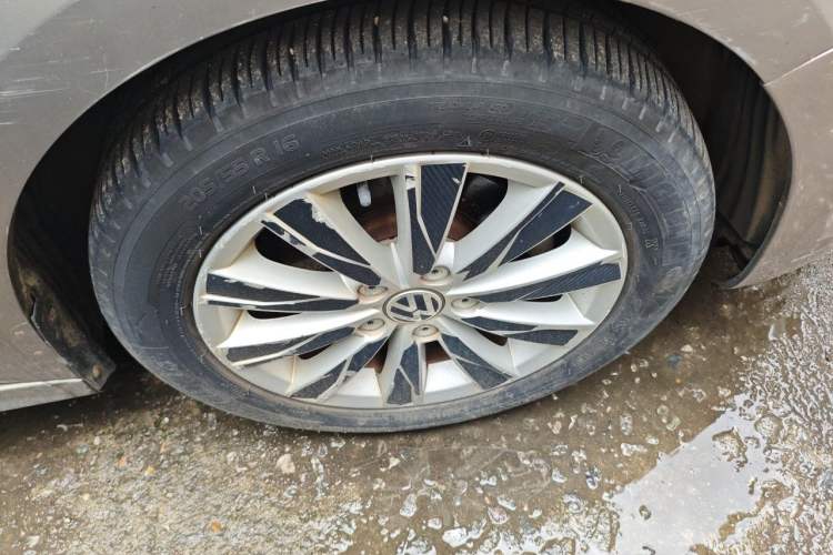 Used Volkswagen Sagitar 2014 1.6L Automatic Comfort Model Right Front Wheel Hub