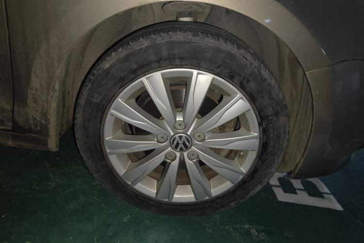 Used Volkswagen Sagitar 2014 Revised Version 1.4TSI Manual Luxury Edition Right Front Wheel Hub