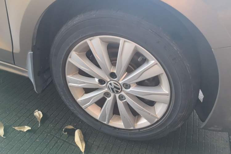Used Volkswagen Sagitar 2014 1.6L Automatic Comfort Model Right Front Wheel Hub