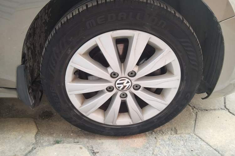 Used Volkswagen Sagitar 2014 Revised Version 1.4TSI Automatic Luxury Edition Right Front Wheel Hub