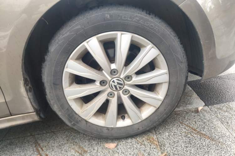 Used Volkswagen Sagitar 2014 1.6L Automatic Comfort Model Right Front Wheel Hub