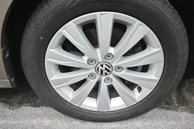 Used Volkswagen Sagitar 2014 1.4TSI Manual Luxury Model Right Front Wheel Hub