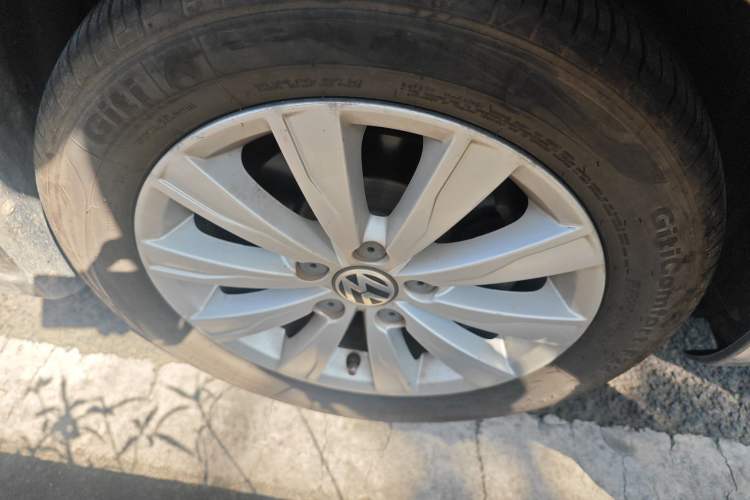 Used Volkswagen Sagitar 2014 Revised Version 1.6L Manual Comfort Edition Right Front Wheel Hub