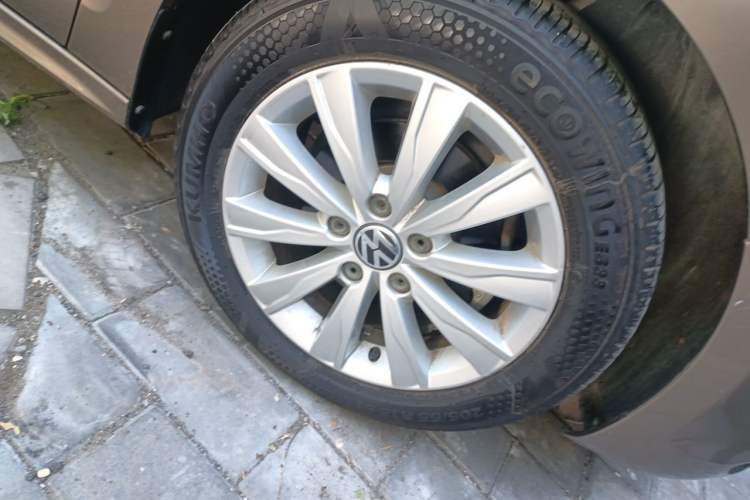 Used Volkswagen Sagitar 2014 1.6L Automatic Comfort Model Right Front Wheel Hub