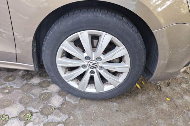 Used Volkswagen Sagitar 2014 1.6L Manual Comfort Model Right Front Wheel Hub