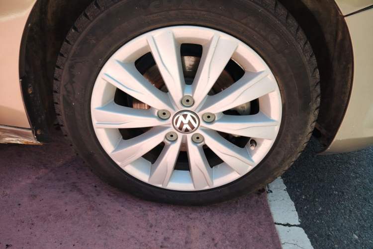 Used Volkswagen Sagitar 2014 Revised Version 1.6L Automatic Comfort Edition Right Front Wheel Hub