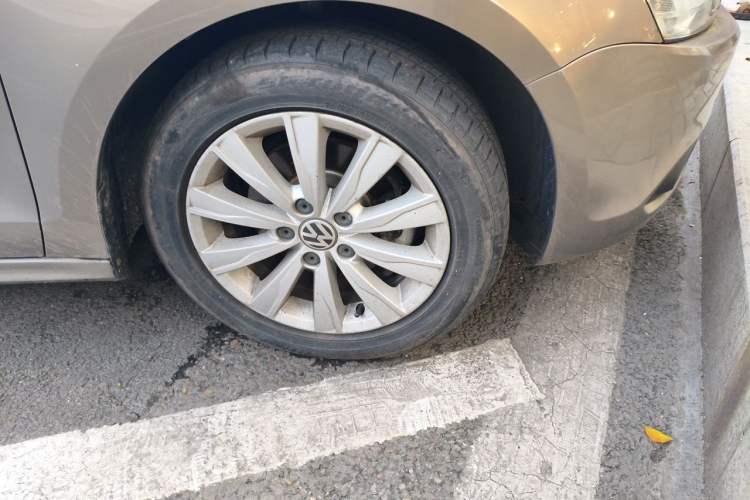 Used Volkswagen Sagitar 2014 1.6L Automatic Comfort Model Right Front Wheel Hub