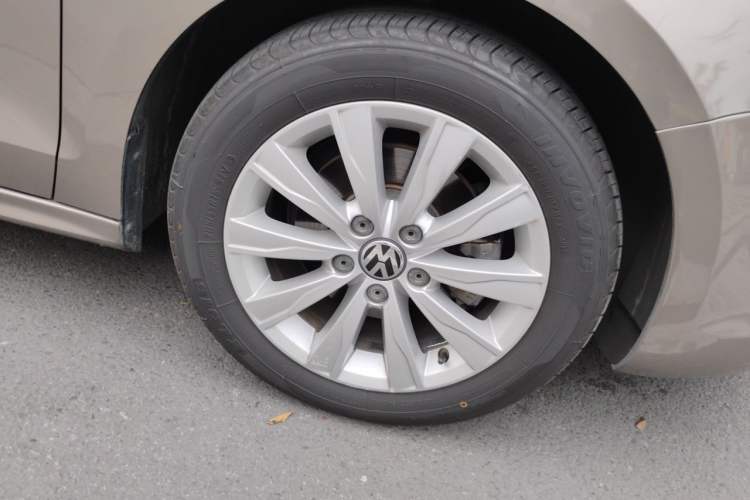 Used Volkswagen Sagitar 2014 Revised Version 1.6L Automatic Comfort Edition Right Front Wheel Hub