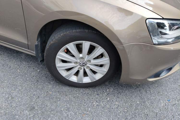Used Volkswagen Sagitar 2014 1.4TSI Automatic Luxury Model Right Front Wheel Hub