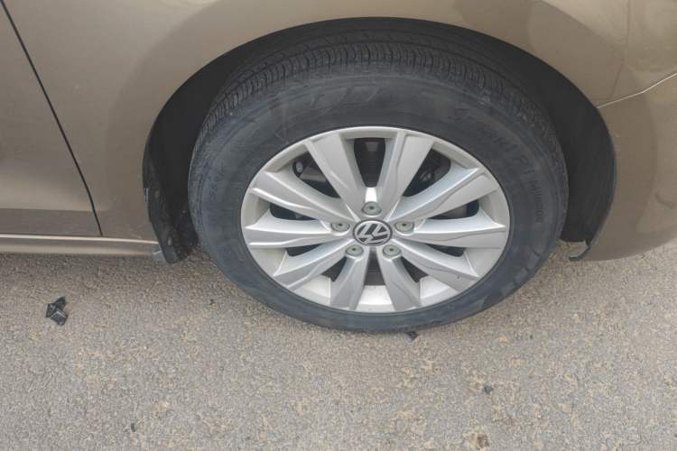 Used Volkswagen Sagitar 2014 Revised Version 1.4TSI Automatic Luxury Edition Right Front Wheel Hub