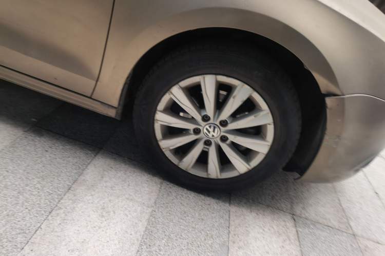 Used Volkswagen Sagitar 2014 1.6L Automatic Comfort Model Right Front Wheel Hub